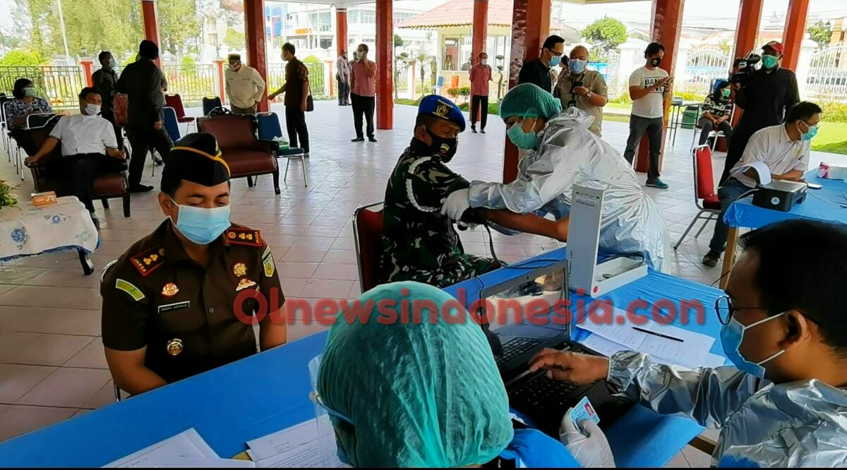 Ket Foto : tampak Kejari Karo dan Dansubdenpom I/2-1 Raya saat lakukan Penyuntikan vaksinasi di rumah dinas Bupati Karo Kabanjahe, Kamis,(04/02) 2021 (ist)