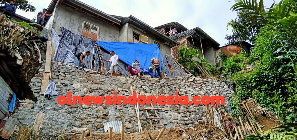 Ket Foto : situasi pembangunan tebing yang longsor dengan anggarannya dari swadaya masyarakat (di foto Jum'at, 05/02 - 2021)