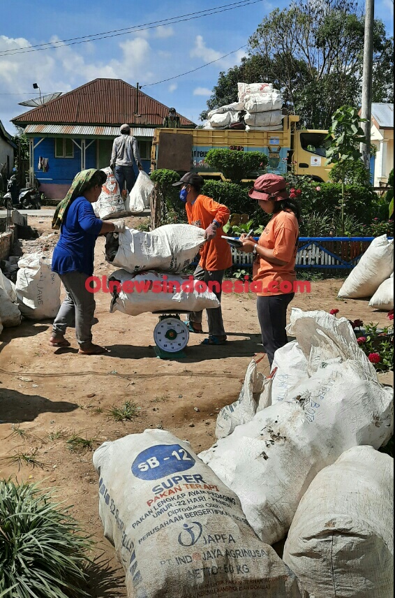 Ket Foto : tampak warga saat menimbang barang barang bekas untuk di kumpulkan di Bank Sampah untuk dijual kembali di Desa Bulanjahe Kecamatan Barusjahe Kabupaten Karo,Sabtu (06/02) 2021 (Ist)