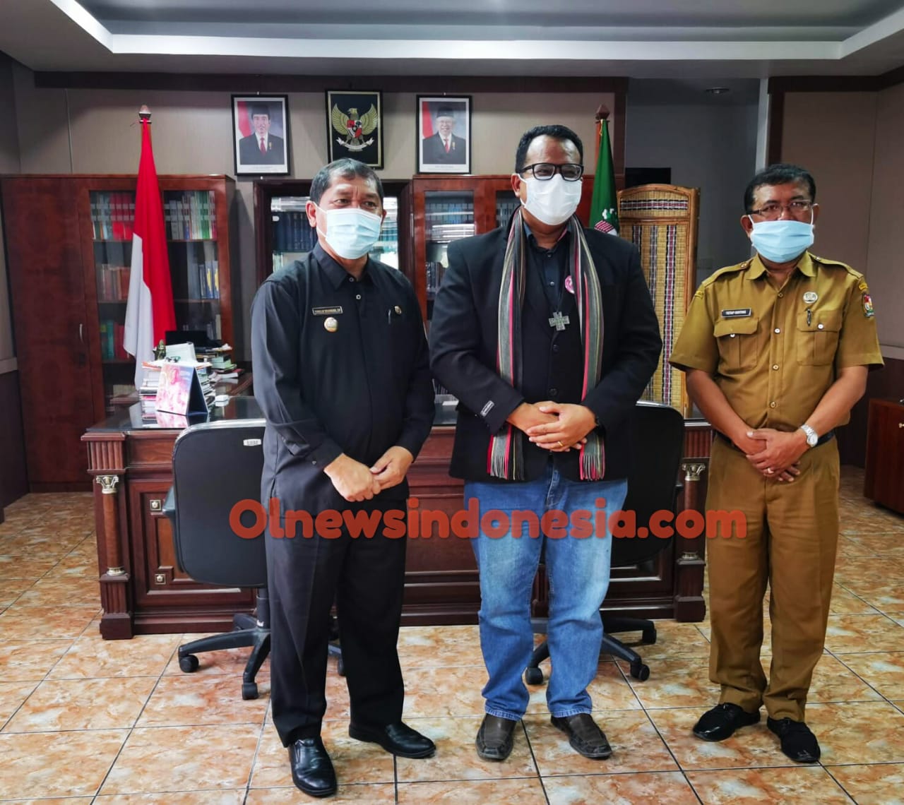 Ket Foto : Bupati Karo Terkelin Berahmana SH MH, Dan Kepala Kesbangpol Kabupaten Karo, Tetap Ginting saat menerima  Kedatangan Pdt Masada Sinukaban di ruangannya beraudiensi,Selasa (09/02) 2021 (Ist)