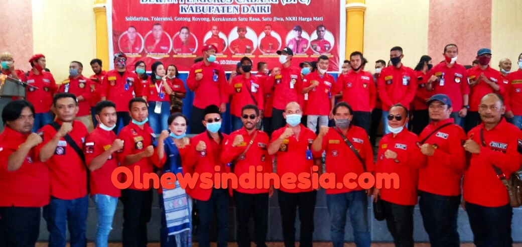 Ket :  Tampak Ketua DPC PBB Dairi saat berfoto Bersama Ketua Dan Pengurus DPC Kabupaten Karo di sela sela pelantikan DPC PBB Dairi Sidikalang,Minggu (14/02) 2021 (Ist)