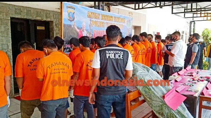 Ket Foto : Operasi Antik - Para tersangka Bersama Barang Bukti saat di gelar Press Rilis oleh Polres Tanah Karo di Mapolres Karo Kabanjahe,Rabu (17/02) 2021 (Ist)