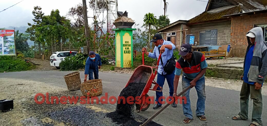 Ket Foto : Tampak Kepala Unit Pos Distribusi Doulu dan Pengurus BumDes Tunas Baru Desa Doulu ikut membantu pengerjaan Pengaspalan jalan di Simpang Doulu jalan Berastagi- Medan, Sabtu (20/02) 2021 (Ist)