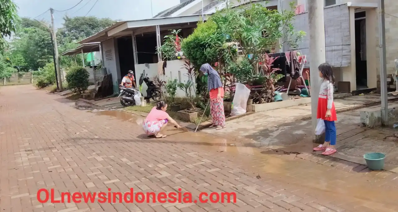 Ket foto: Saat beberapa warga Perumahan Grand Mekarsari Residance, Desa Mekarsari, Kecamatan Cileungsi, Kebupaten Bogor, Jawa Barat. Mulai melakukan aktivitas bersih-bersih (22/2). Pasca banjir yang melanda pada Jumat lalu.