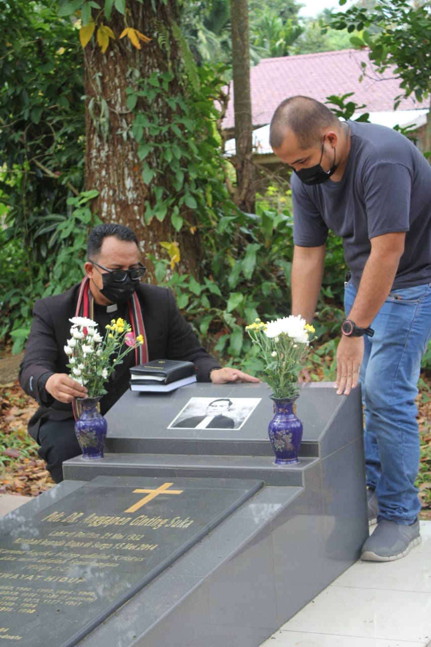 Ket Foto : Pdt Masada Sinukaban saat ziarah  ke makam pekabar Injil GBKP di Sibolangit,Selasa (23/02) 2021 (Ist)