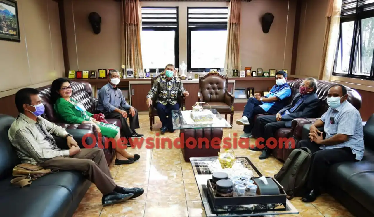 Ket Foto : Bupati Karo Terkelin Berahmana SH MH saat menerima audiensi dari panitia pengumpulan Dana Klasis GBKP Kabanjahe-Sukarame di ruang Bupati Karo Kabanjahe Kamis,(25/02) 2021 (Ist)