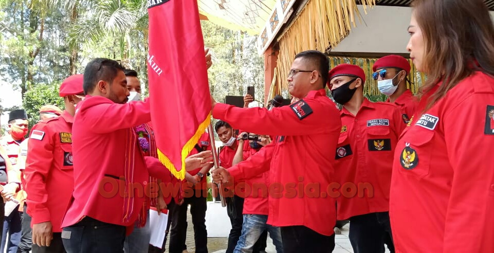 Ket Foto : Ketua DPC PBB Kabupaten Karo Andreas Tarigan saat menyerahkan Bendera Pataka kepada Ketua PAC PBB Berastagi Terpilih Mburak Ginting, Jum'at (26/02) 2021 (Ist)