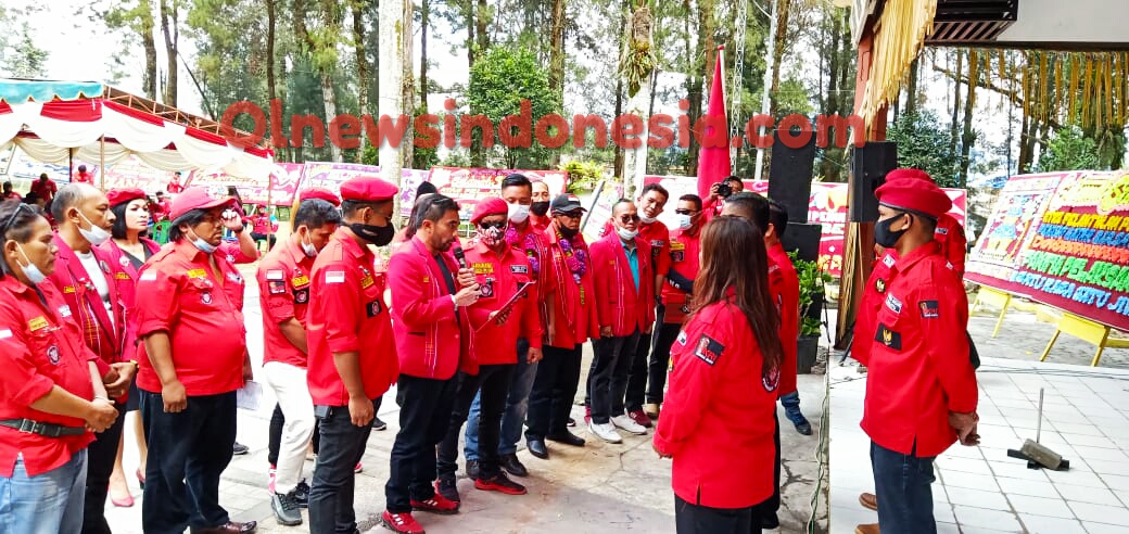 Ket Foto : Saat Ketua DPC PBB Kabupaten Karo Andreas Taringan saat membacakan ikrar kepada Pengurusan (KSB) PAC PBB Berastagi terpilih di Open Stage Taman Mejuah-juah Berastagi, Jum'at (26/02) 2021 (Ist)