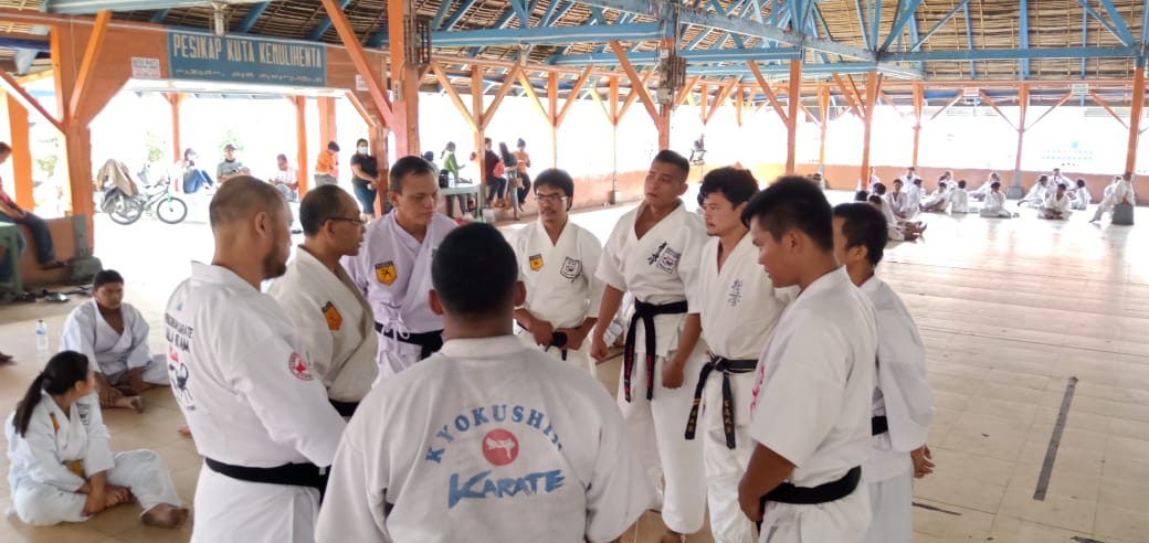 Ket Foto : Pada Tim penilai/ Dewan juri saat meeting sebelum penilaian ke tingkat atau kategori lainnya di Dojo Jamburtaras Berastagi, Minggu (28/02) 2021 (Ist)