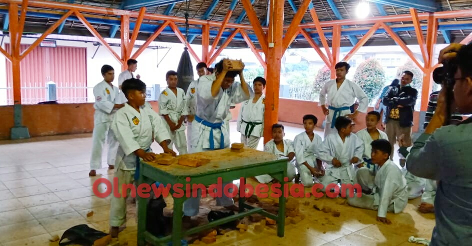 Ket Foto : Salah Satu adegan memecahkan benda keras saat UKT dari tingkat Anak,Remaja di Dojo Jamburtaras Berastagi, Minggu (28/02) 2021 (Ist)