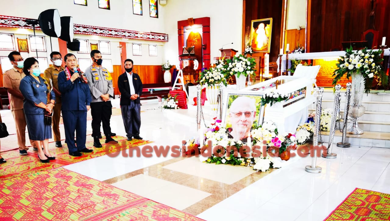 Ket Foto : Bupati Karo Terkelin Brahmana SH MH saat berikan sambutan dan penghormatan terakhir untuk Pastor Leo Joosten saat disemayamkan di Gereja Katolik Berastagi Kabupaten Karo,Senin (01/03) 2021 (Ist)