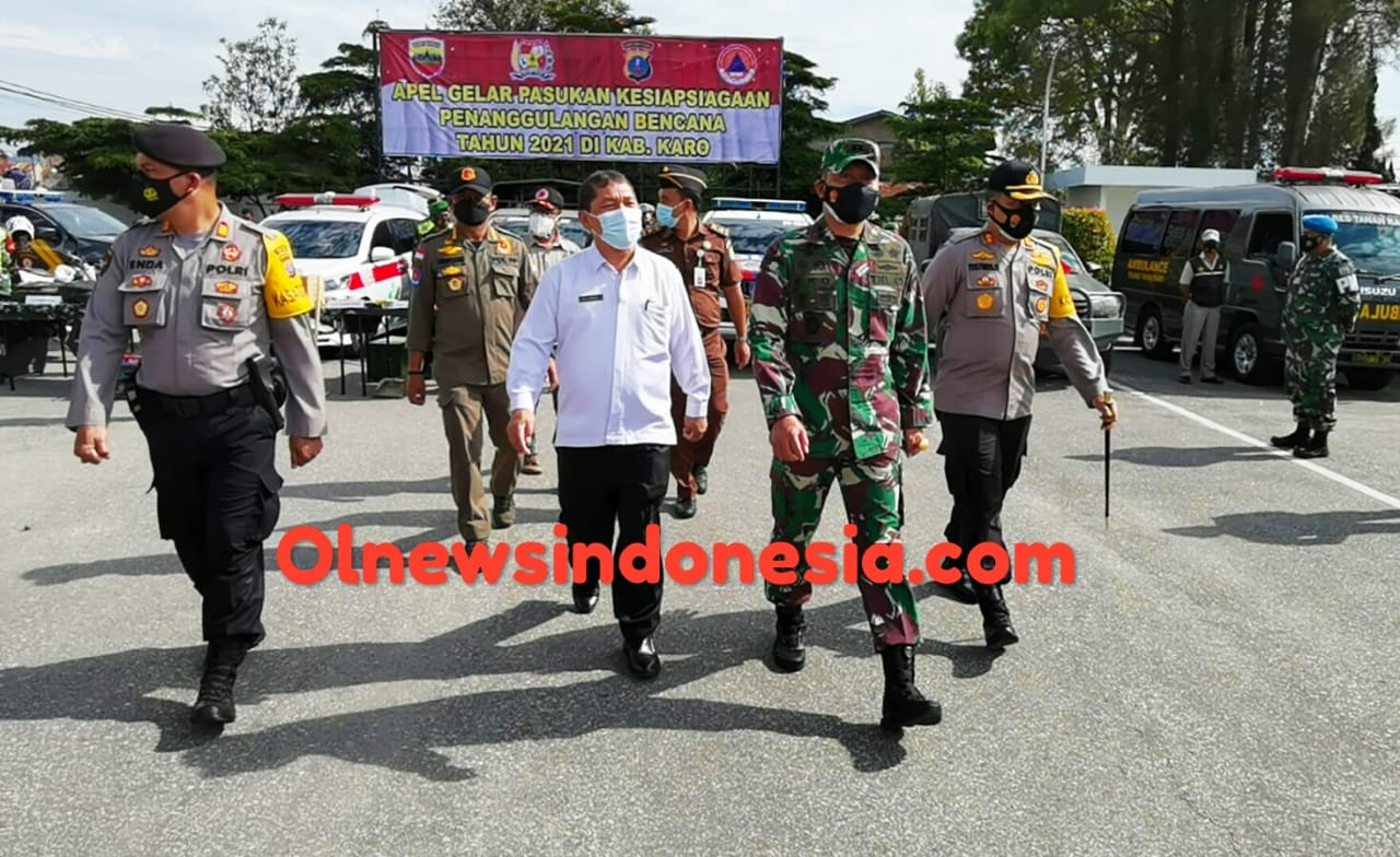 Ket foto : Tampak Bupati, Kapolres bersama Dandim Tanah Karo saat  mengecek kesiapan personil dalam apel kesiapsiagaan di halaman Kantor Bupati Karo, Jum'at (05/03)2021 (Ist)