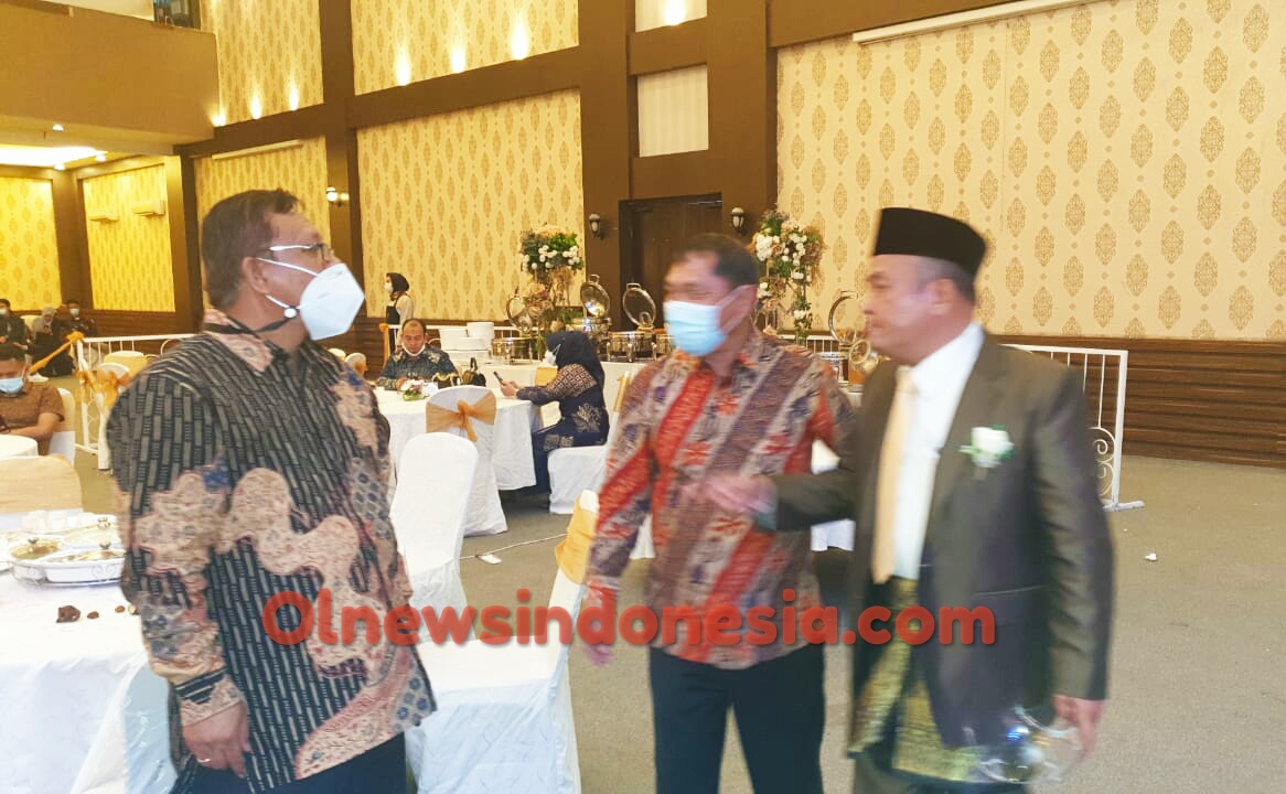 Ket foto : Bupati Karo Terkelin Brahmana SH MH saat berbincang-bincang bersama orang tua Mempelai ,Ir.Riadil Akhir Lubis Kepala Koperindag Provsu di sela-sela resepsi pernikahan Putranya di Hotel Griya, Medan Sumatera Utara, Minggu (07/03) 2021 (Ist)