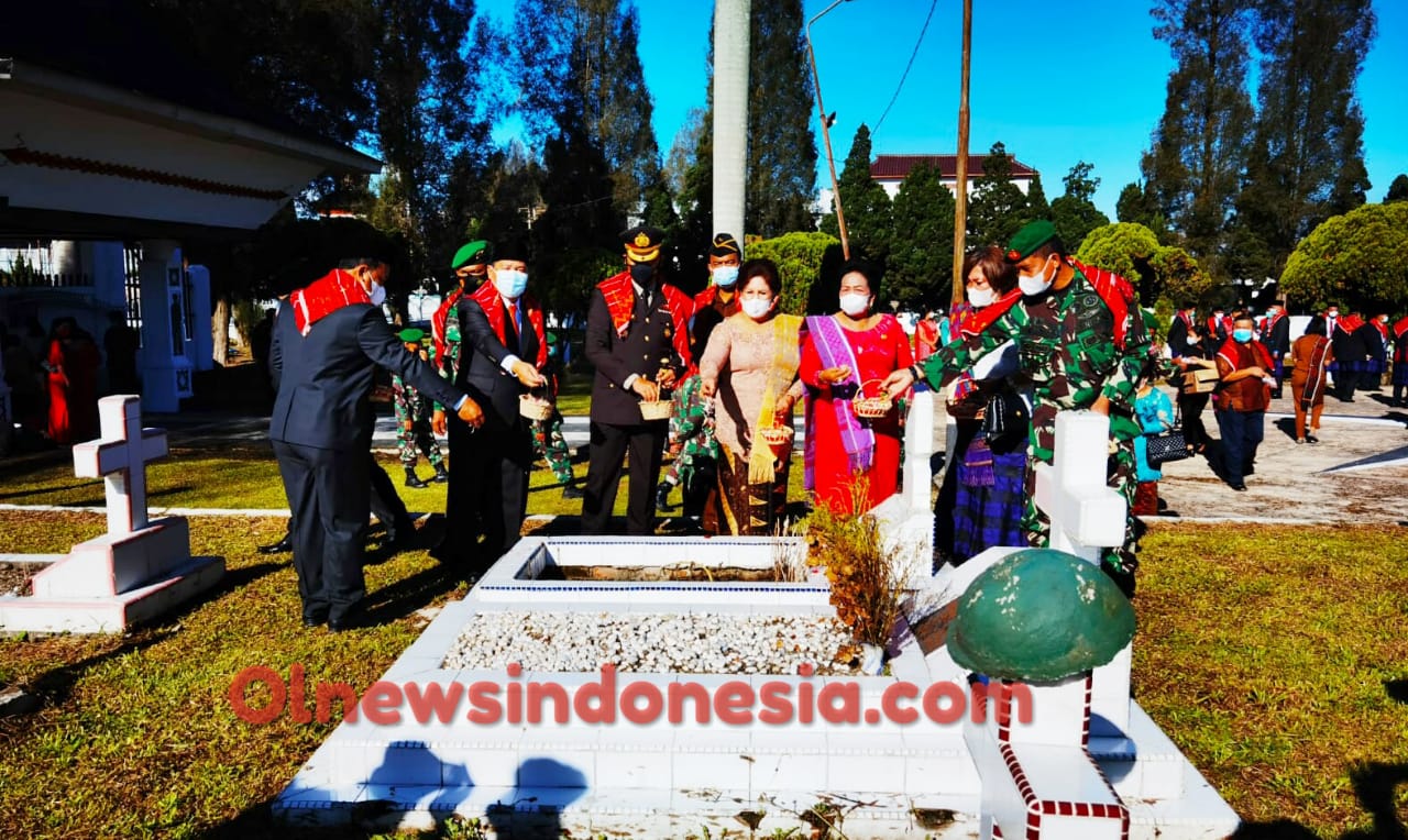 Ket foto : Bupati, wakil Bupati Karo,Bersama Unsur Muspida lainnya gelar tabur bunga usai upacara penghormatan dalam menyambut Hari Jadi Kabupaten Karo ke 75 di Makam Pahlawan Kabanjahe, Senin (08/03) 2021 (Ist)