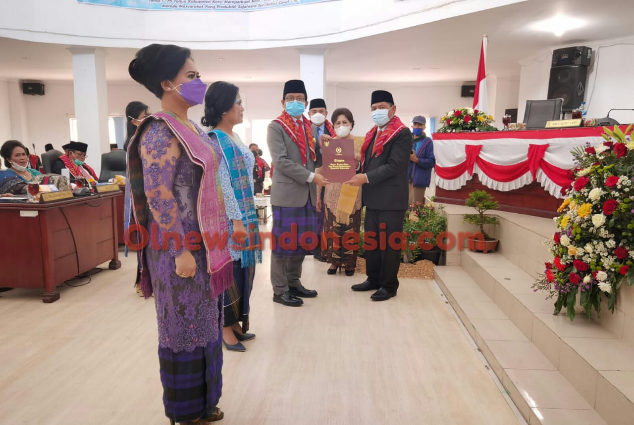 Ket foto : Saat Bupati Karo menyematkan tanda penghargaan Satya Lencana Kehormatan kepada Kadis Kesehatan drg.Irna Safrina Br Meliala di Gedung DPRD Karo, Senin (08/03)2021 (Ist)