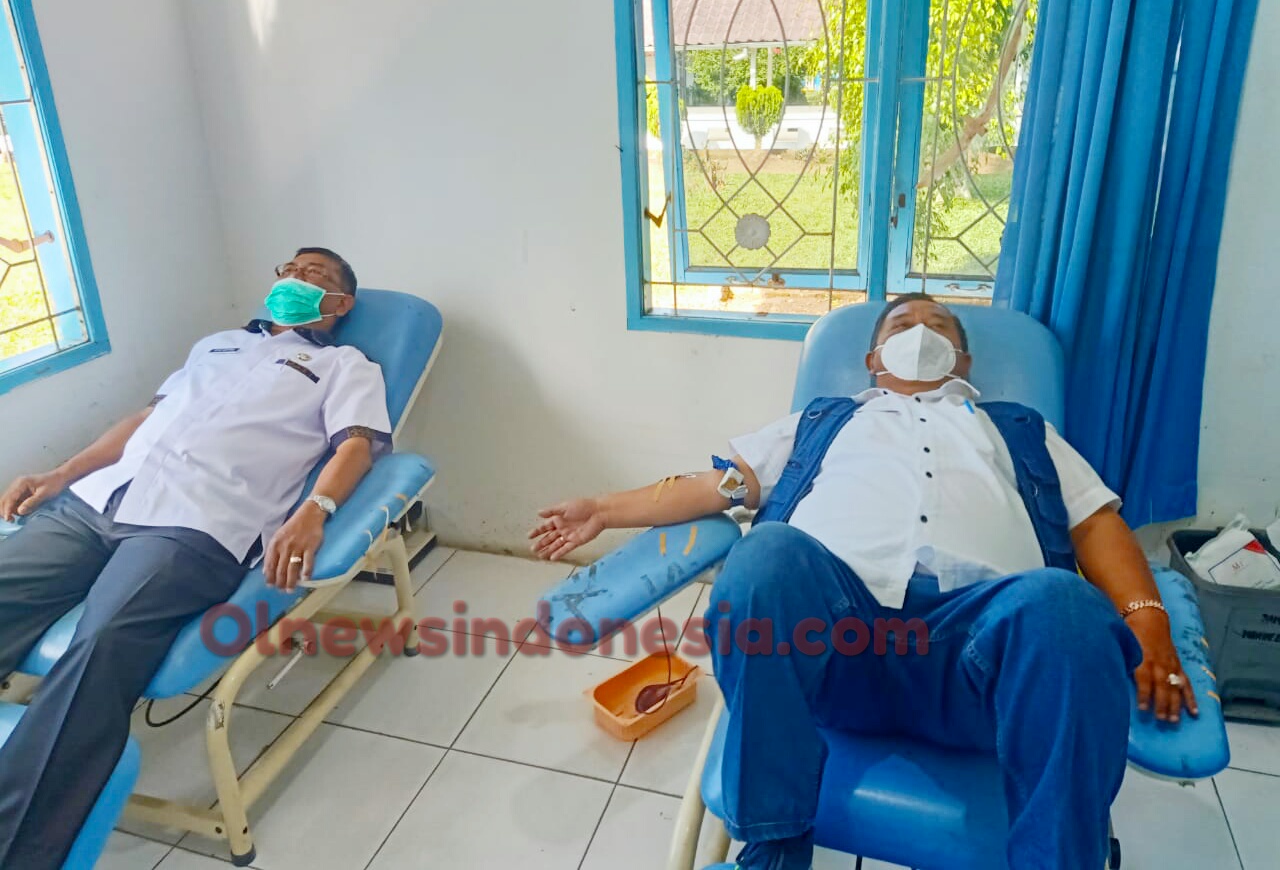 Ket foto : Sekdakab Karo Drs.Kamperas Terkelin Purba M.Si saat lakukan donor darah di RSU Kabanjahe,Rabu (10/03) 2021(Ist).
