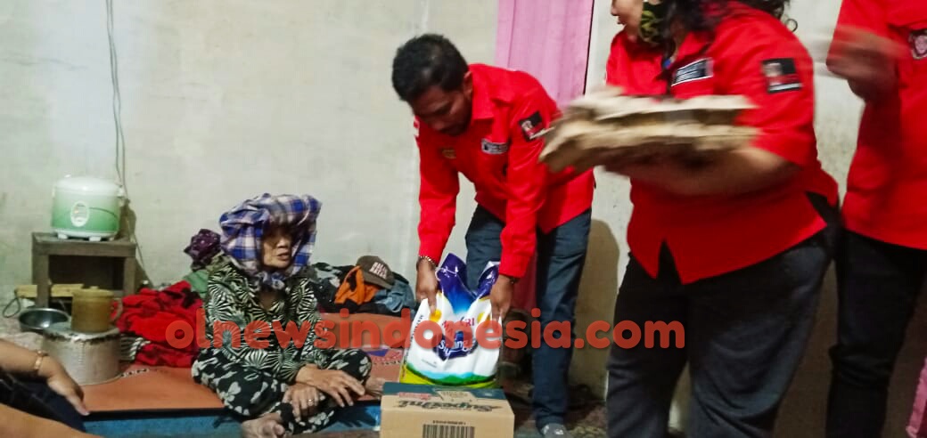 Ket foto : Tampak Ketua DPC PBB Kabupaten Karo Andreas Tarigan saat memberikan Tali Asih berupa Beras,Telor,Minyak Goreng, dll kepada Pena Br Sembiring di kediamannya, di Huntap Surbakti Kamis malam (11/03) 2021 (Ist)