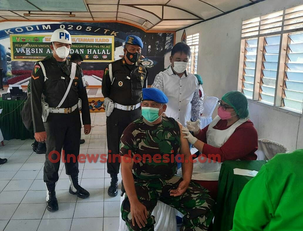 Ket foto : Serda Tri Mansur Sembiring SH PM SubDatasemen I/2-1 Kabanjahe,saat melakukan Penyuntikan Sinovac di Kodim Tanah Karo, Jum'at (12/03) 2021 (Ist)