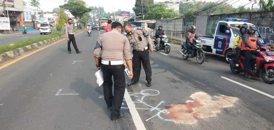 Ket.Foto : Unit Lakalantas Polres Bogor tampak menggelar olah TKP.