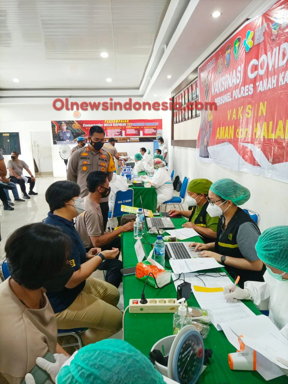 Ket foto : Tampak Kapolres Tanah Karo AKBP Yustinus Setyo SIK saat memantau anggotanya di vaksinasi di Mapolres Karo,Senin (22/03) 2021 (Ist)