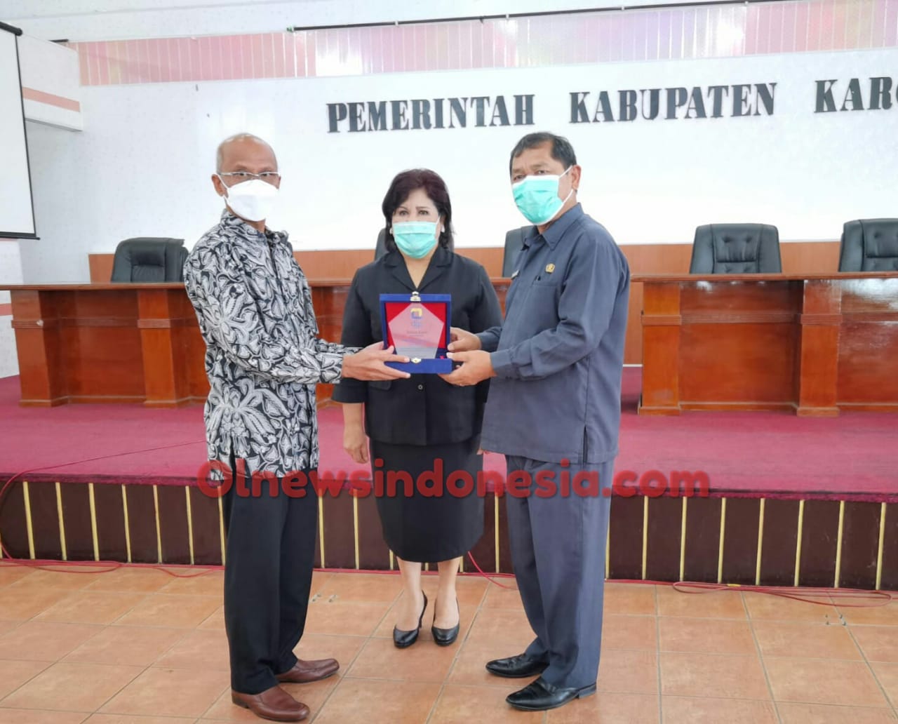 Ket foto : Bupati dan wakil Bupati Karo saat menyerahkan secara secara simbolis cenderamata kepada perwakilan DJP Sumut,Senin (29/03) 2021 (Ist)