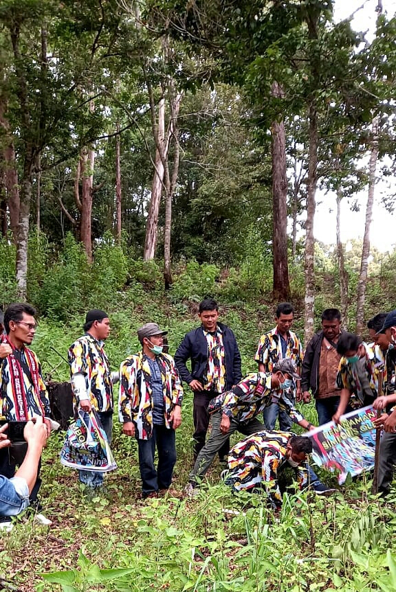 Foto : Ketua PKN Samosir Jemmy Simbolon Lakukan Penanaman Pohon Di Hari Bhakti Rimbawan Yang Ke 38 Tahun