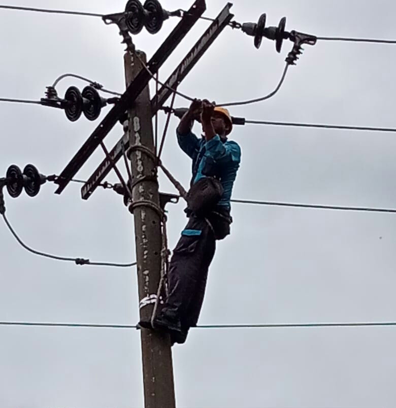 Foto : Petugas PLN Cabang Pangururan Samosir, mengupayakan perbaikan kabel kabel yang sempet di beberapa tiang yang mengalami kerusakan akibat cuaca buruk. Rabu (31/1/2021)