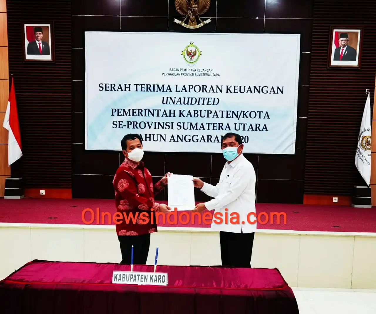 Ket foto : Tampak Bupati Karo Terkelin Berahmana SH MH saat menyerahkan LKPD tahun anggaran 2020 kepada BPK Sumut dikantor BPK Sumut jalan Imam Bonjol  Medan,Rabu (31/03) 2021 (Ist)