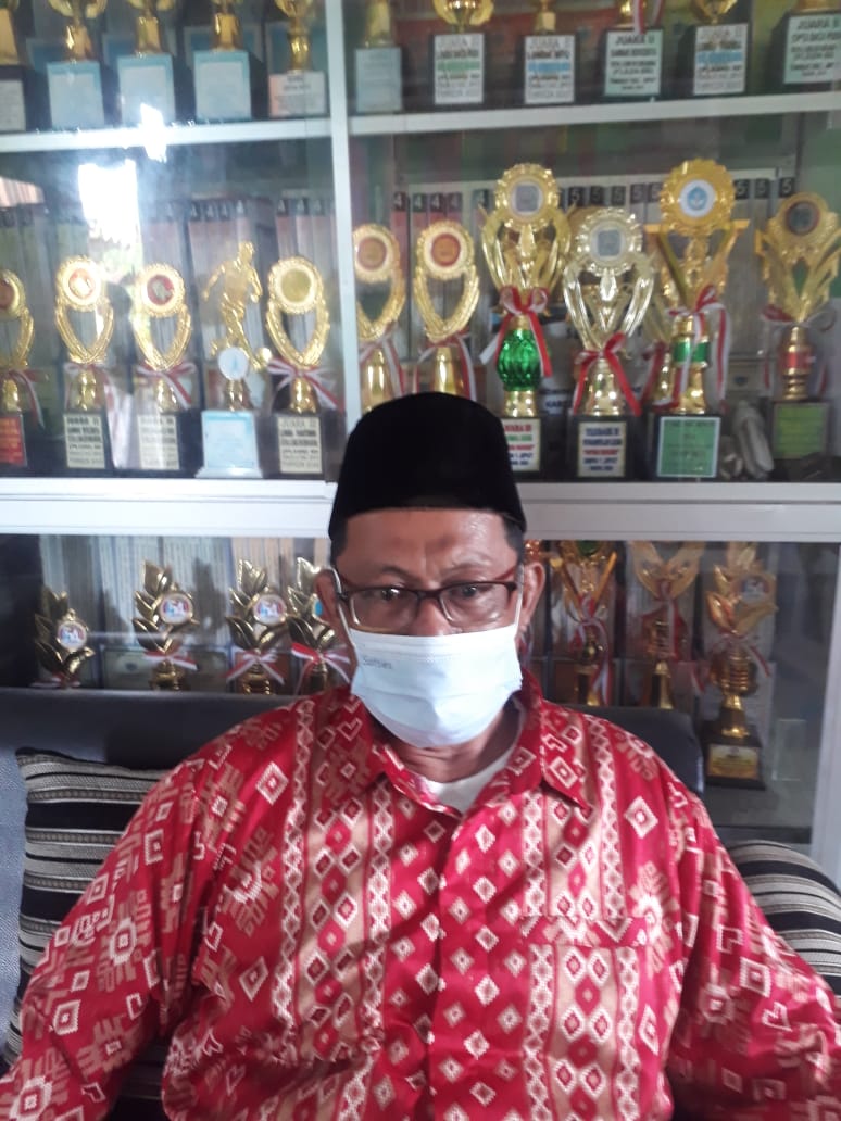 Ket poto ; Samsudin S.Pd.I Kepala SDN Jiput 1 saat di kantornya 01/04