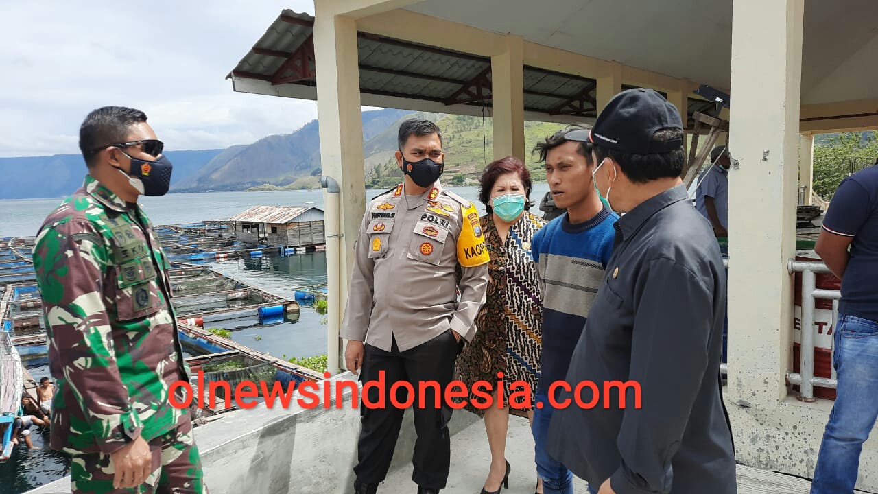 Ket foto Tampak Bupati dan wakil Bupati Karo bersama Dandim dan Kapolres saat berbincang dengan salah satu warga Desa Tongging terkait KJA di Danau Tongging Kecamatan Merek Kabupaten Karo, Kamis (01/04) 2021 (Ist)
