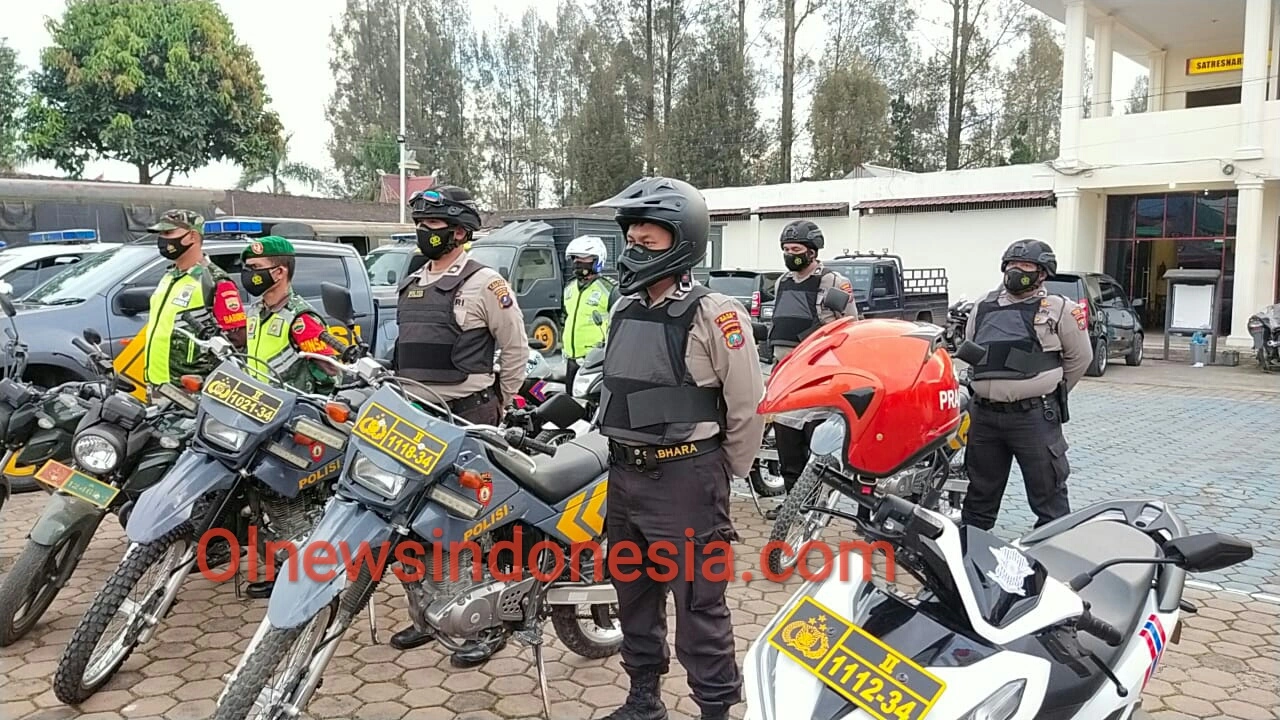 Ket foto : Personil TNI dan Polri tengah bersiap saat gelar Apel Patroli gabungan pengamanan Ibadah Kamis Putih,di halaman Mapolres Karo,Kamis(01/04) 2021 (Ist)