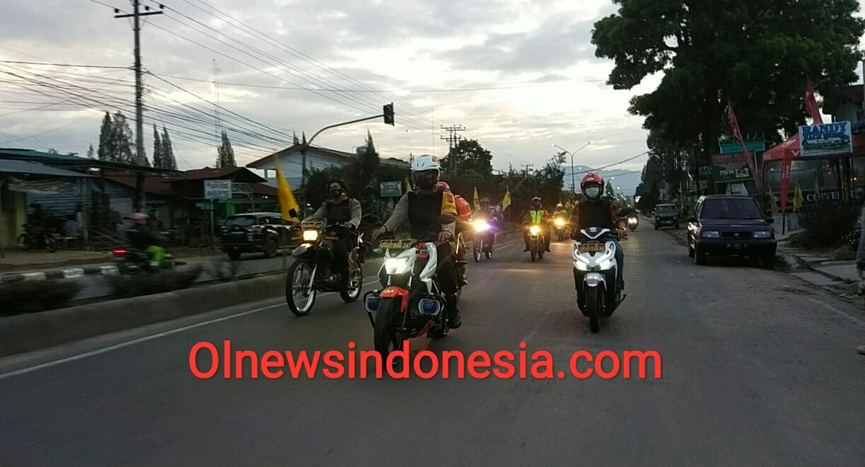 Ket Foto : tampak personil Polri dan TNI saat lakukan Patroli di jalan raya menuju area keramaian dan ke area Gereja gereja Setanah Karo,Kamis (01/04) 2021 (Ist)