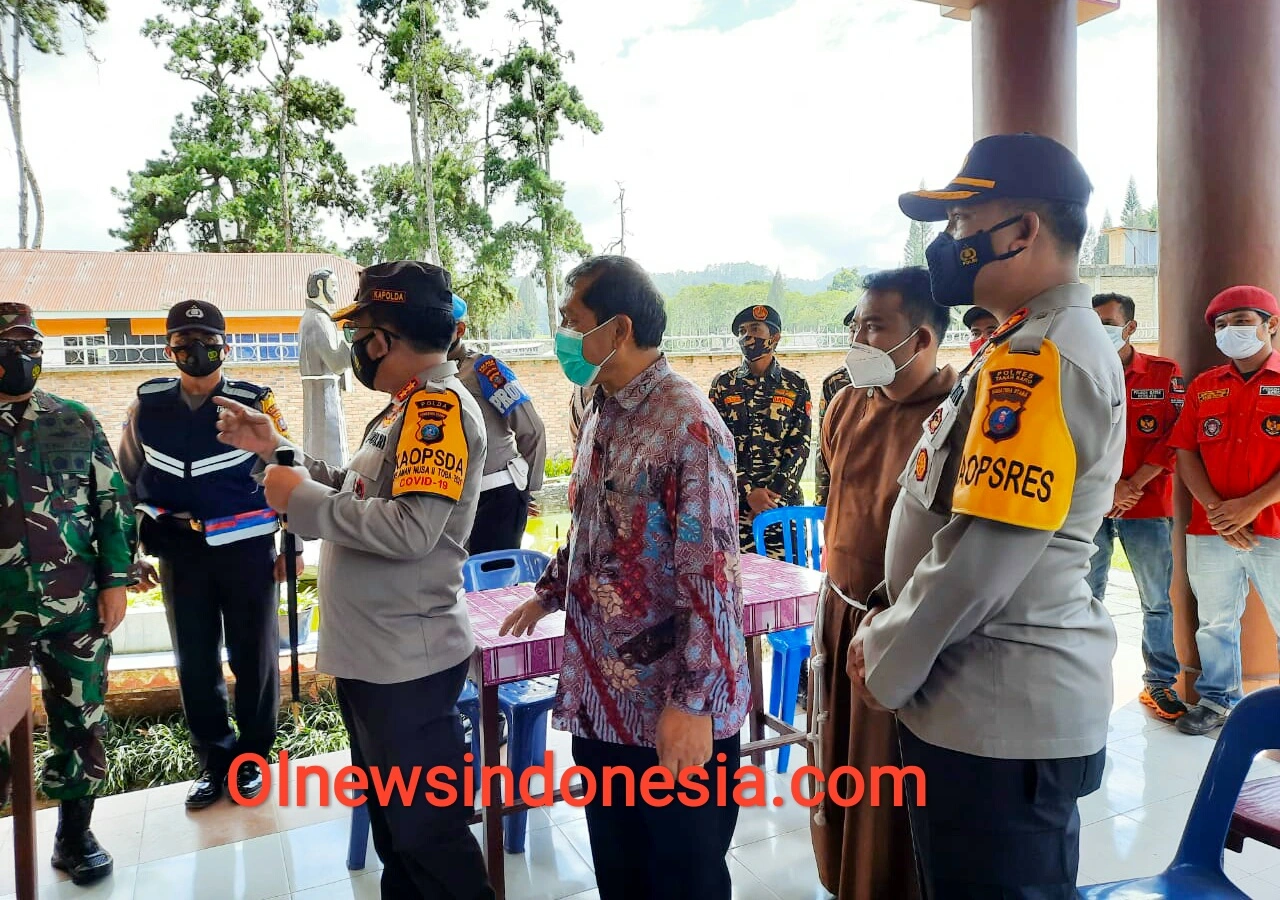 Ket foto : Tampak Kapoldasu didampingi Bupati dan Kapolres Tanah Karo saat baru tiba di Gereja Katolik Berastagi dalam rangka Patroli Kamtibmas, Jum'at (02/04) 2021 (Ist)