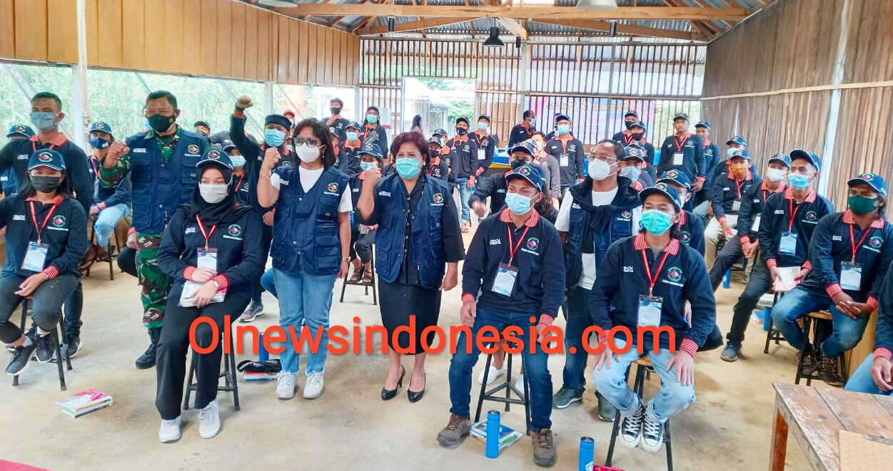 Ket foto : Wakil Bupati Karo Cory Sriwaty  Sebayang usia buka kegiatan Jambore Anak Muda Karo Di taman madu Efi, berfose bersama peserta Dan Panitia di Desa Kacinambun (Siosar) Kec.Tigapanah, Kab Karo,Senin (05/04) 2021 (Ist)