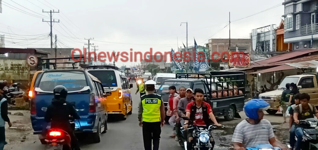 Ket foto : tampak Personil Satlantas Polres Tanah Karo saat mengatur Lalulintas di simpang Pajak Sayur- mayur Roga Berastagi pada Selasa Sore,(06/04) 2021 (Ist)