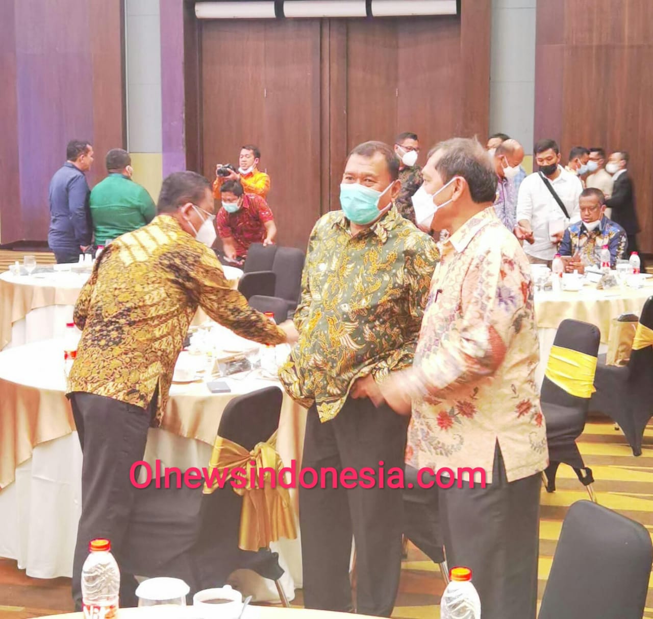 Ket foto : Bupati Karo Terkelin Berahmana SH MH dan Bupati Deliserdang, Ashari Tambunan berbincang bincang di Hotel Santika Medan saat mengikuti Musrenbang RKPD Provsu,Kamis (08/04) 2021 (Ist)