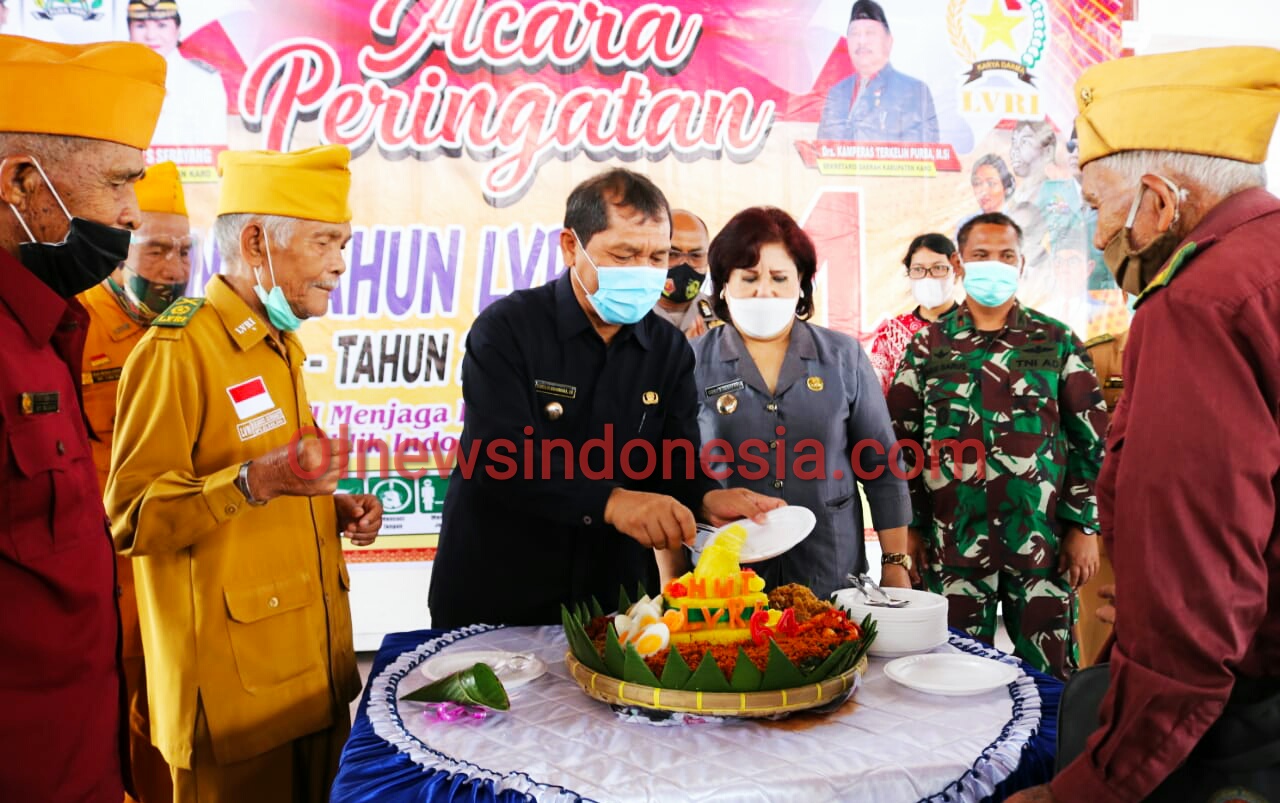 Ket foto : Tampak Bupati dan wakil Bupati Karo saat memberikan Kue kepada para Vetran Kabupaten Karo saat diacara HUT LVRI ke 64 di Pendopo Pemkab Karo, Jum'at (09/04) 2021 (Ist)