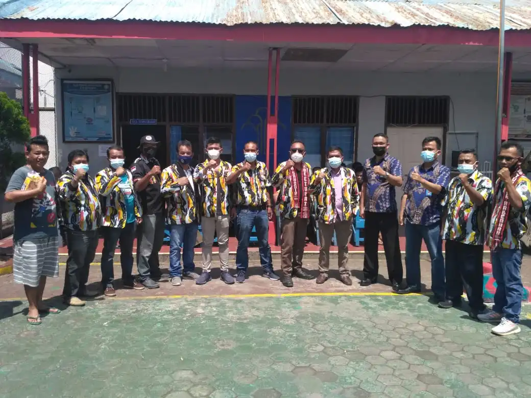 Foto : Pimpinan Anak Cabang (PAC) Pemuda Karya Nasional (PKN), Kecamatan Pangururan memberikan Tali Asi dalam bentuk Natura (barang yang sebenarnya, bukan dalam bentuk uang), seperti mie instan, sabun, pasta gigi, dll, kepada 106 warga binaan yang berada di Lapas Pangururan, Sabtu (10/4/2021).