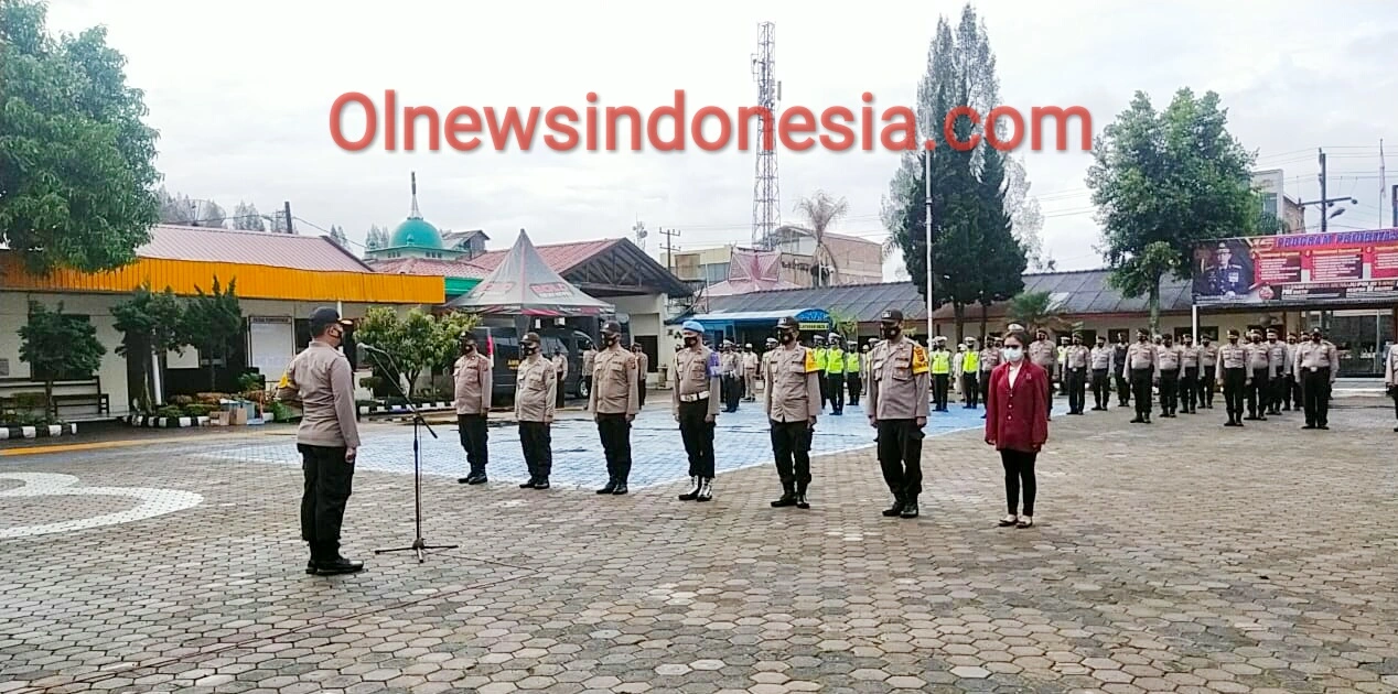 Ket foto : Kapolres Tanah Karo saat Pimpin Apel acara Penyerahan Reward Kepada Personil Polres Karo di halaman Mapolres Karo,Selasa (13/04) 2021 (Ist)