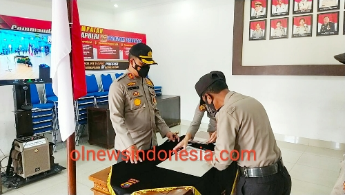 Ket foto : Tampak Kapolres Tanah Karo AKBP Yustinus Setyo SH MH saat mengikuti Penandatangan Pakta Integritas Seleksi Penerimaan Anggota Polri di Aula Pur Pur Sage Mapolres Karo via Virtual, Selasa (13/04) 2021 (Ist)