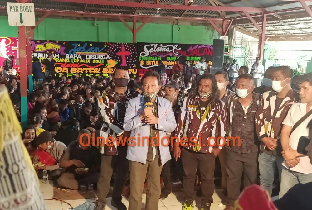 Ket foto :  Ketua LBH DPD IPK Kabupaten Karo bersama Ketua DPD IPK Kabupaten Karo (Gembira Ginting) saat memberikan ucapan belasungkawa dalam Prosesi Adat Atas meninggal nya orang tua Sekretaris DPD IPK di Aula (jambur) Halolo Kabanjahe,Rabu (14/04) 2021 (Ist)