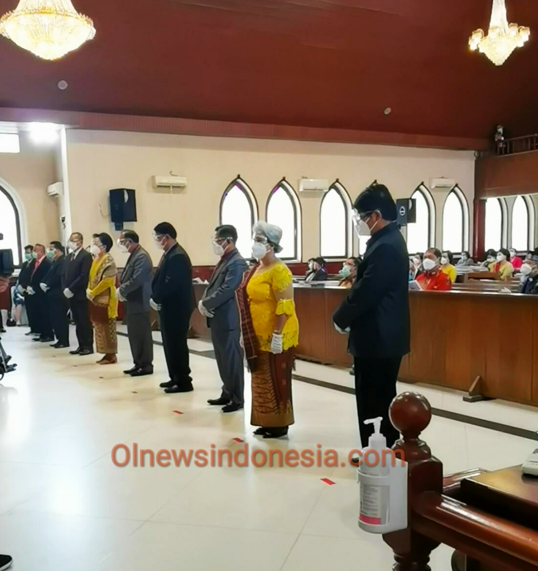 Ket foto : Tampak Bupati Karo Terkelin Brahmana SH MH saat mengikuti prosesi pelantikan Ketua umum Moderamen GBKP di Batang Serangan,Sumut (18/04) 2021 (Ist)