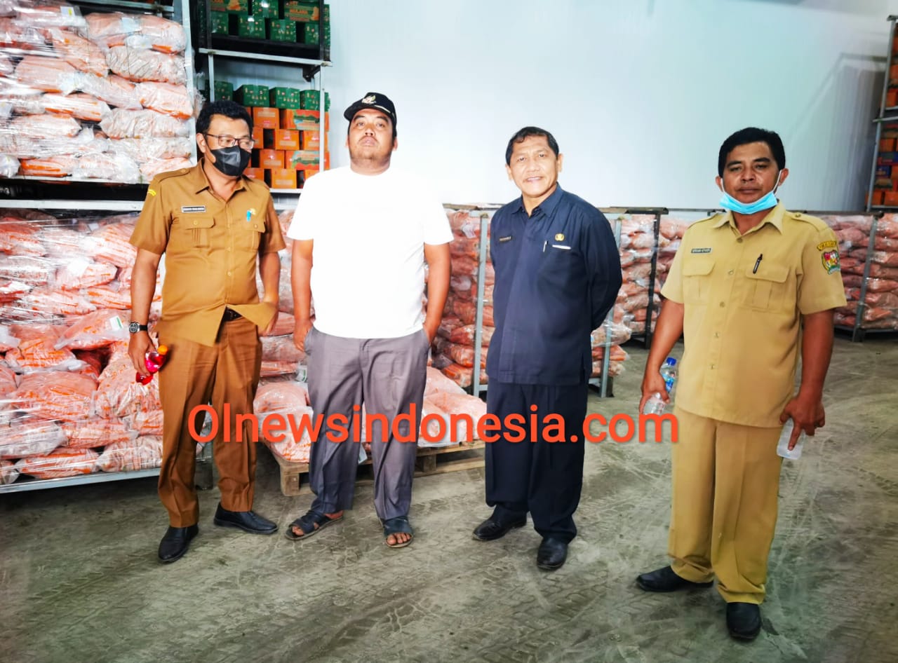 Ket foto : Bupati Karo Terkelin Brahmana SH MH bersama Kadis PU PR dan Arnis Pandia saat berfose di Gudang Pandia Farm Desa Barusjulu Kec Barus Jahe Kab Karo,Senin (19/04) 2021 (Ist)