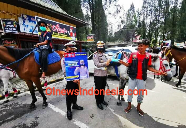 Ket foto : Tampak Kasat Lantas Polres Karo AKP Agus Ita Lestari Br Ginting, SIK,MSi memberikan masker kepada salah satu Joki Kuda di area Taman Mejuah-juah atau sekitar Pasar Buah Berastagi Kecamatan Berastagi Kabupaten Karo, Selasa (20/04) 2021 (Ist)