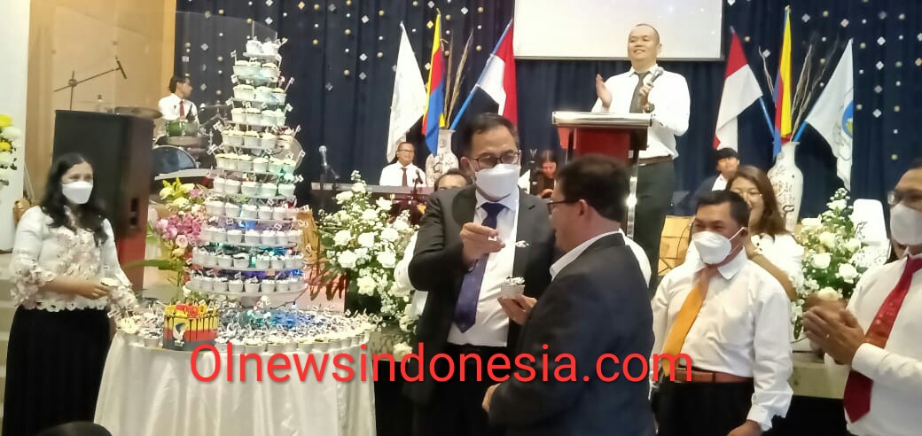 Ket foto : Bapak Gembala Paham Ginting,M.Th saat menyuapi kue kepada Ketua Majelis Daerah Sumut- Aceh Pdt Samuel Gojali dalam perayaan 1 Abad GPdI di Gereja GPdI Berastagi,Selasa (20/04) 2021 (Ist)