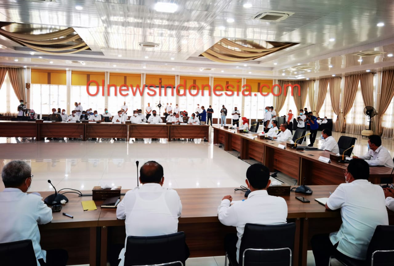 Ket foto : Bupati Karo Terkelin Brahmana SH MH diakhir Jabatannya masih mengikuti rapat Evaluasi PPKM Mikro di aula Tengku Rizal Nurdin Medan,Rabu (21/04) 2021 (Ist)