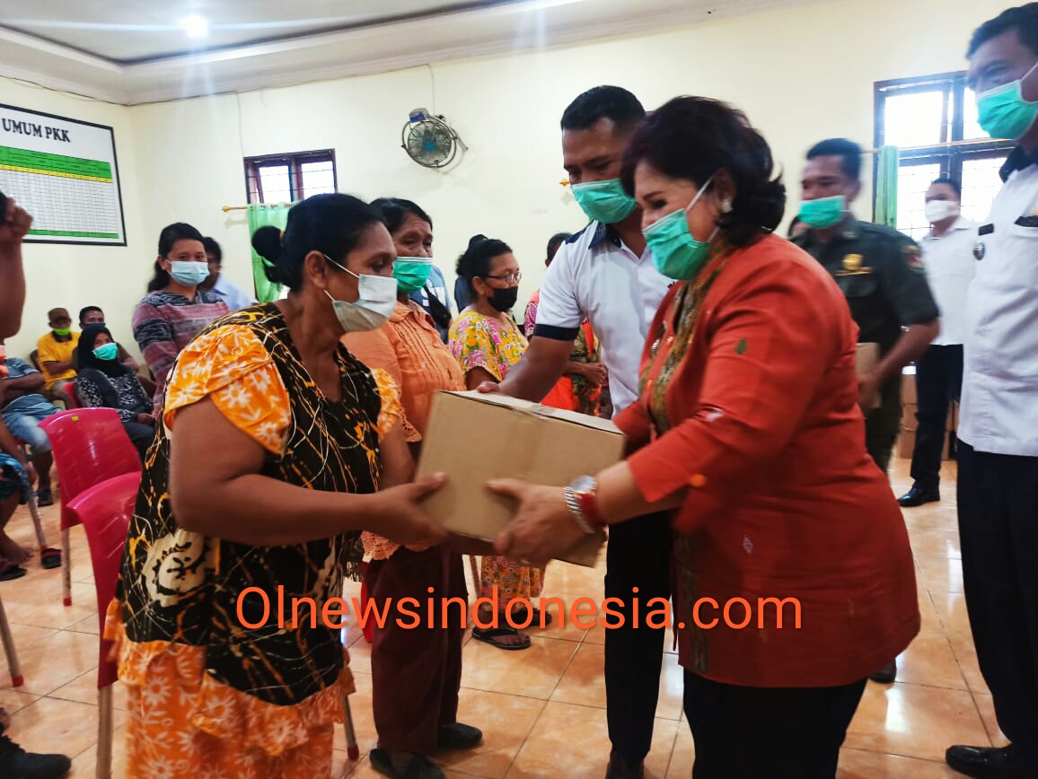 Ket foto : Wakil Bupati Karo Cory Sriwaty Sebayang saat memberikan bantuan secara simbolis kepada salah satu warga dampak Banjir di Desa Lau Baleng Kecamatan Lau Baleng Kecamatan Karo,Rabu (21/04) 2021 (Ist)