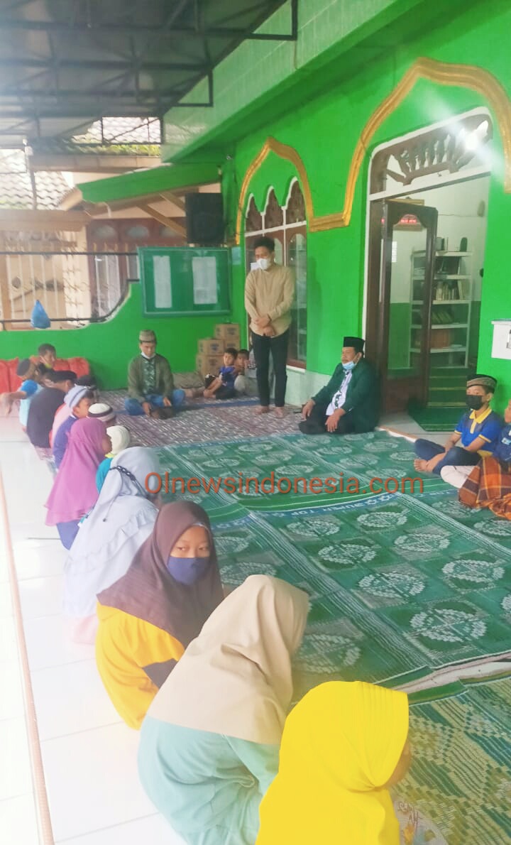 Ket foto : Anggota DPRD Karo, Agra Raynold Gurning saat memberikan Tali Asih di Masjid Taufiq Samura Kabanjahe,Sabtu (24/04) 2021 (Ist)