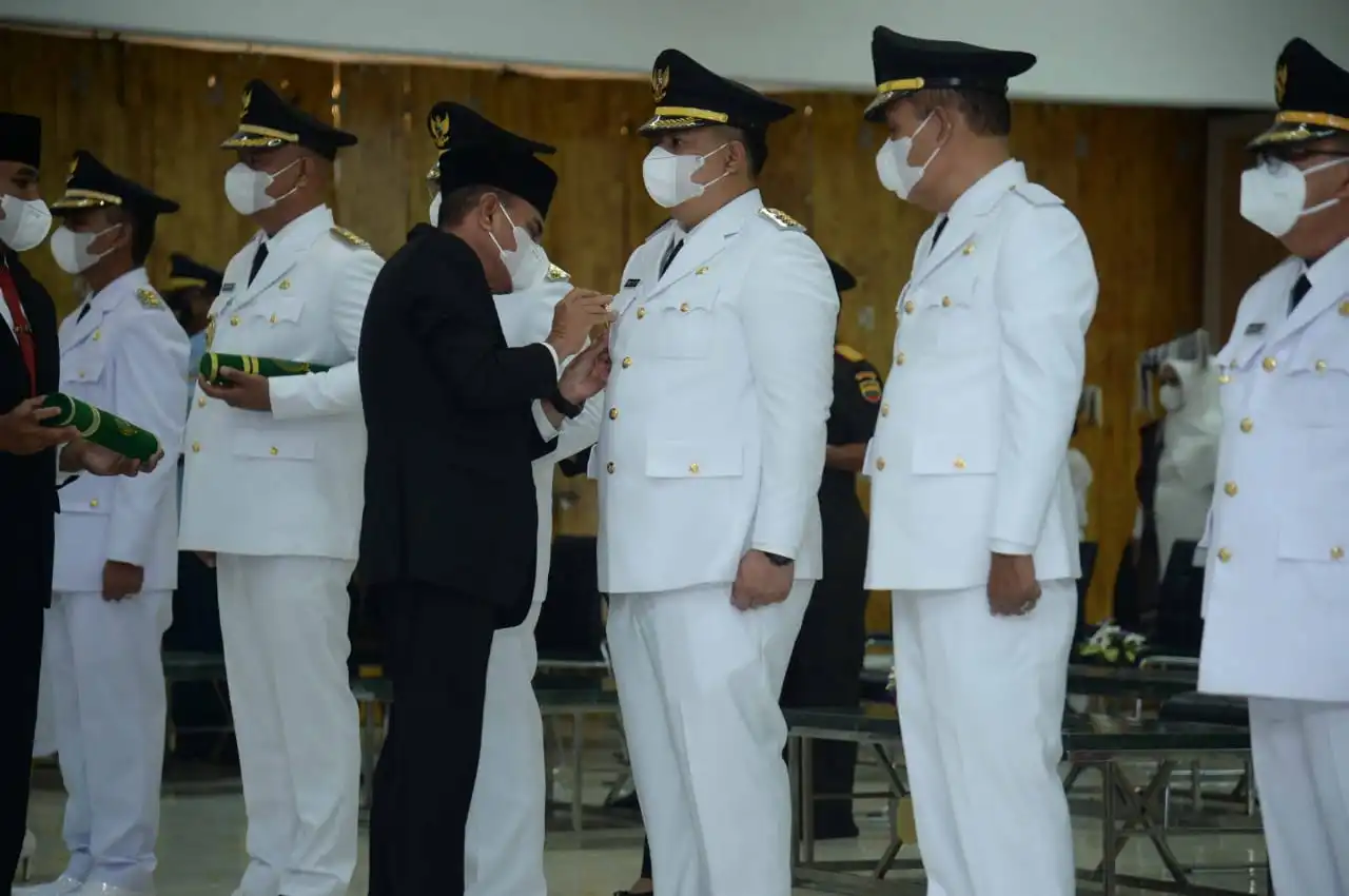 Foto : Gubernur Sumatera Utara H. Edy Rahmayadi, atas nama Presiden Republik Indonesia melekatkan Pin Bupati kepada Vandiko Timotius Gultom dan Martua Sitanggang sebagai Wakil Bupati Samosir masa jabatan 2021-2024, di Aula Raja Inal Siregar, Kantor Gubernur Provsu, Medan, Senin (26/04/2021).