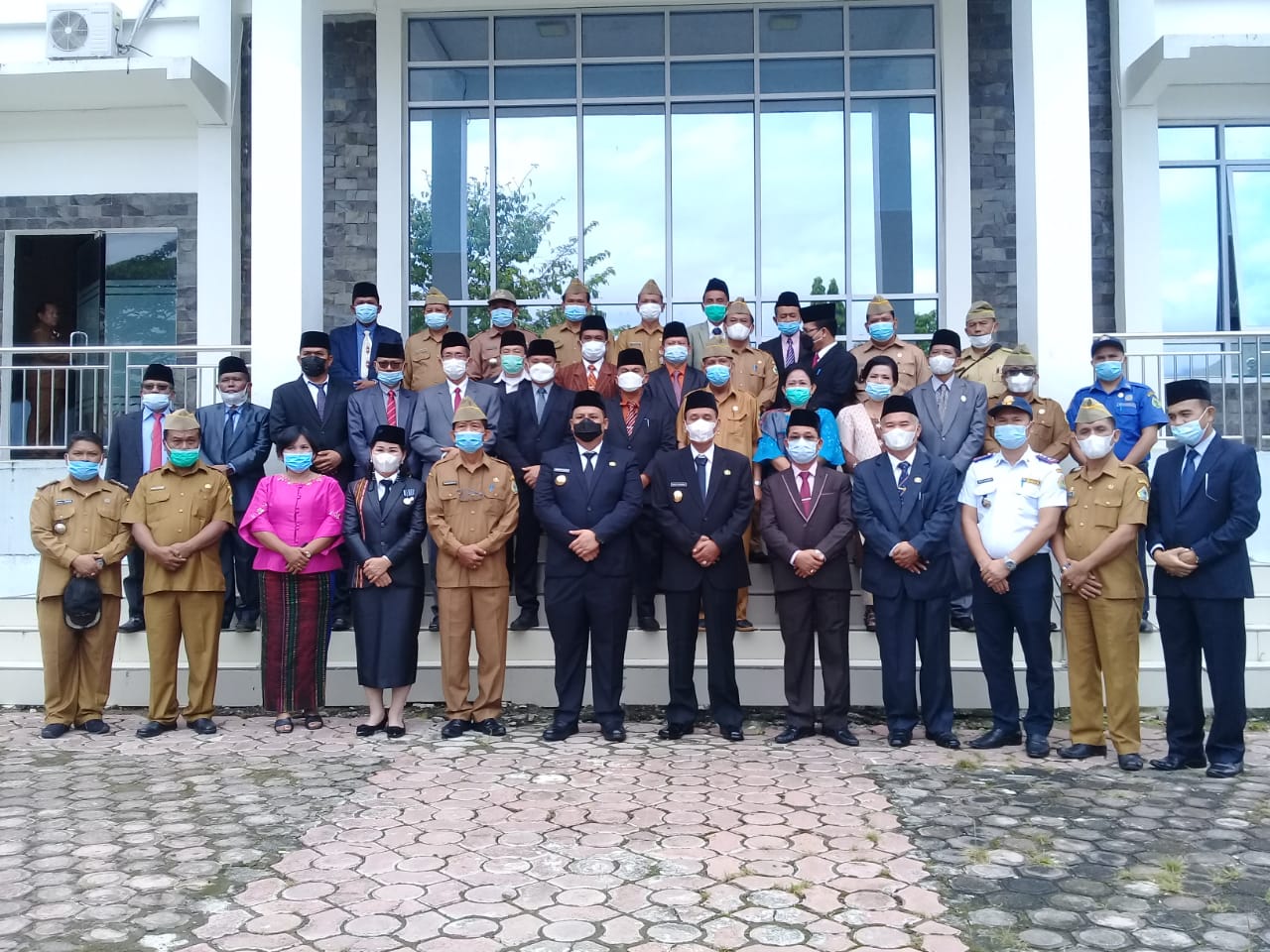 Foto : Usai Apel Perdana, Bupati Samosir, Vandiko Gultom dan Wakil Bupati Mertua Sitanggang (tengah), foto bersama dengan para pejabat eselon II, III, di lingkungan pemerintahan kabupaten Samosir, Selasa (27/4/2021)